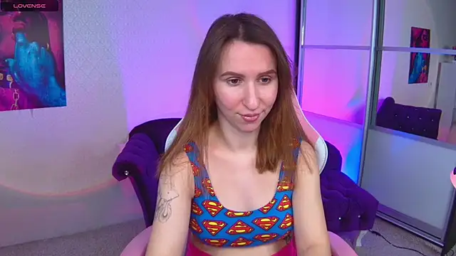 Snapshot of AliceBYKiss chatting on December 19, 2024, 6:45 am AliceBYKiss online show from December 19, 2024, 6:45 am