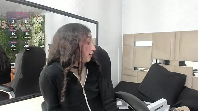 Queenjenn   online show from February 1, 2025, 2:34 pm