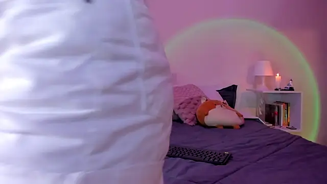 emillyhills online show from December 22, 2024, 7:33 am