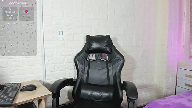 sweet kitty0110 online show from January 7, 2026, 8:55 pm