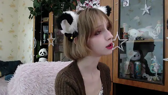 Snapshot of cloudgirrl chatting on March 22, 2025, 5:17 am cloudgirrl online show from March 22, 2025, 5:17 am