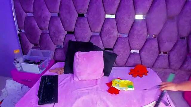 Freya Miller  online show from October 3, 2025, 3:47 am