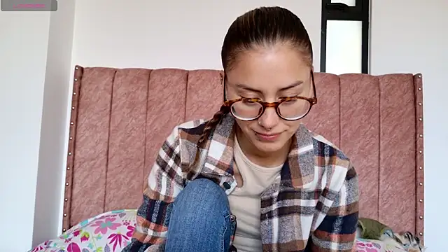 Snapshot of Emmy_petit chatting on May 8, 2026, 3:06 pm Emmy petit online show from May 8, 2026, 3:06 pm