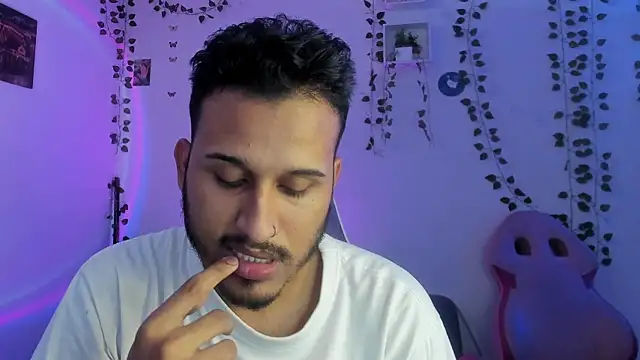 Raf brunette online show from December 5, 2024, 8:44 pm