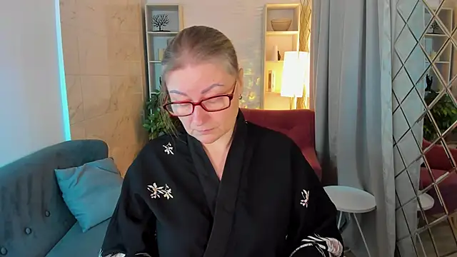 AlexandraKind online show from November 10, 2025, 1:43 pm