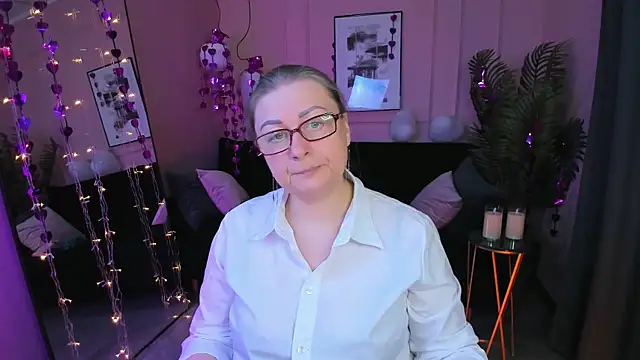 AlexandraKind online show from February 15, 2026, 9:00 pm