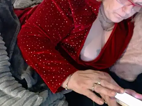 Snapshot of housewife_shantie chatting on February 14, 2025, 9:24 am housewife shantie online show from February 14, 2025, 9:24 am