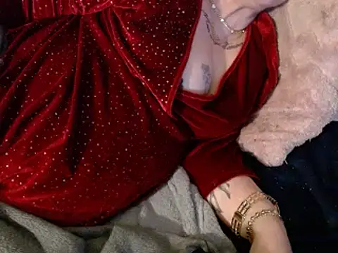 Snapshot of housewife_shantie chatting on February 14, 2025, 9:43 pm housewife shantie online show from February 14, 2025, 9:43 pm