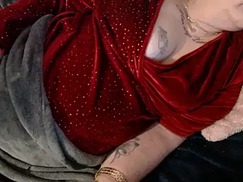 Snapshot of housewife_shantie chatting on February 15, 2025, 3:52 am housewife shantie online show from February 15, 2025, 3:52 am