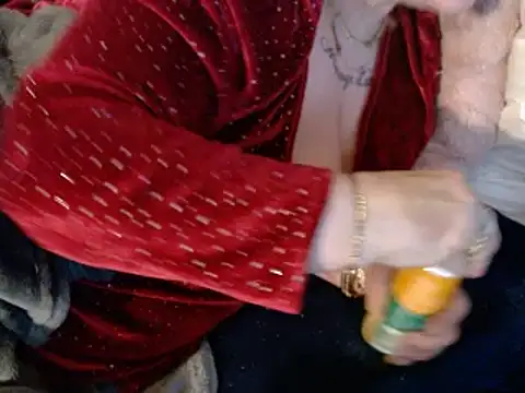 Snapshot of housewife_shantie chatting on February 15, 2025, 7:06 am housewife shantie online show from February 15, 2025, 7:06 am