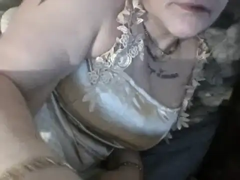 Snapshot of housewife_shantie chatting on March 5, 2025, 1:42 am housewife shantie online show from March 5, 2025, 1:42 am