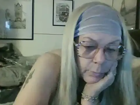 Snapshot of housewife_shantie chatting on March 12, 2025, 8:08 am housewife shantie online show from March 12, 2025, 8:08 am