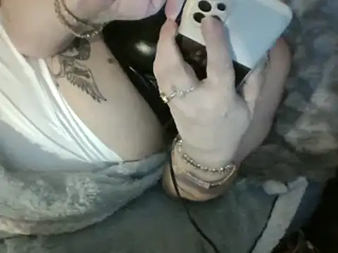 Snapshot of housewife_shantie chatting on March 15, 2025, 11:40 am housewife shantie online show from March 15, 2025, 11:40 am