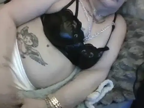 Snapshot of housewife_shantie chatting on March 17, 2025, 5:23 am housewife shantie online show from March 17, 2025, 5:23 am