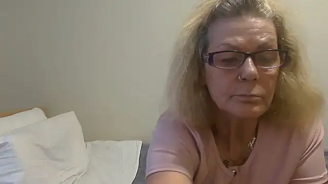 Snapshot of housewife_shantie chatting on September 26, 2025, 7:01 am housewife shantie online show from September 26, 2025, 7:01 am