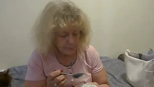 Snapshot of housewife_shantie chatting on September 27, 2025, 12:54 pm housewife shantie online show from September 27, 2025, 12:54 pm