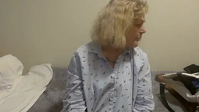 Snapshot of housewife_shantie chatting on September 30, 2025, 10:09 am housewife shantie online show from September 30, 2025, 10:09 am