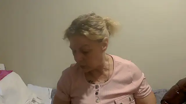 Snapshot of housewife_shantie chatting on October 5, 2025, 8:23 am housewife shantie online show from October 5, 2025, 8:23 am