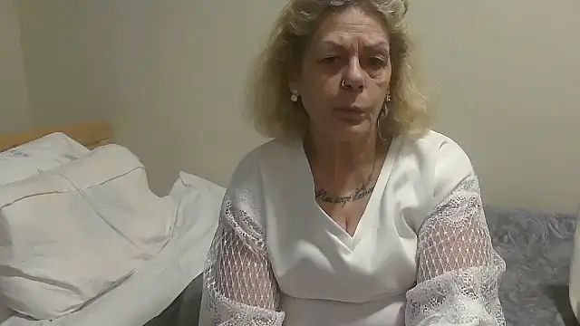 Snapshot of housewife_shantie chatting on October 9, 2025, 8:45 am housewife shantie online show from October 9, 2025, 8:45 am