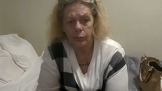 Snapshot of housewife_shantie chatting on October 10, 2025, 6:45 am housewife shantie online show from October 10, 2025, 6:45 am