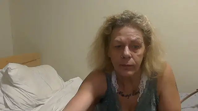 Snapshot of housewife_shantie chatting on October 16, 2025, 7:37 pm housewife shantie online show from October 16, 2025, 7:37 pm