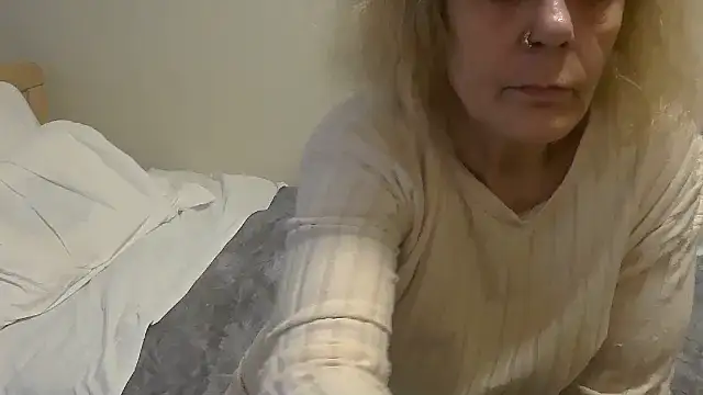 Snapshot of housewife_shantie chatting on October 21, 2025, 2:29 pm housewife shantie online show from October 21, 2025, 2:29 pm