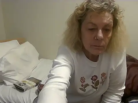 Snapshot of housewife_shantie chatting on October 24, 2025, 10:11 am housewife shantie online show from October 24, 2025, 10:11 am