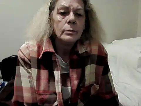 Snapshot of housewife_shantie chatting on October 27, 2025, 2:54 pm housewife shantie online show from October 27, 2025, 2:54 pm