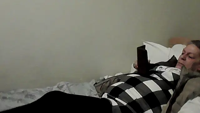 Snapshot of housewife_shantie chatting on October 31, 2025, 10:49 am housewife shantie online show from October 31, 2025, 10:49 am