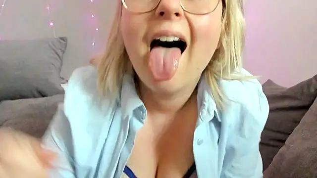 Lillyloo  online show from March 10, 2025, 2:48 pm