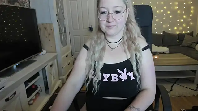 Lillyloo  online show from October 6, 2025, 3:48 am