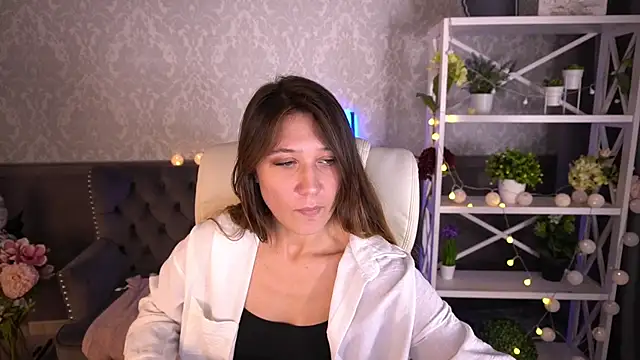 DreamyLinaa online show from December 13, 2024, 12:17 pm