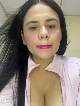 Snapshot of Leyna_Kenet chatting on May 17, 2026, 1:36 am Leyna Kenet online show from May 17, 2026, 1:36 am