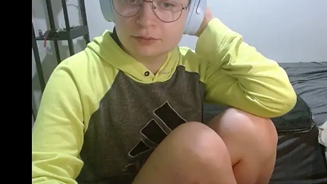 Snapshot of livcutebaby chatting on January 1, 2025, 4:39 am livcutebaby online show from January 1, 2025, 4:39 am