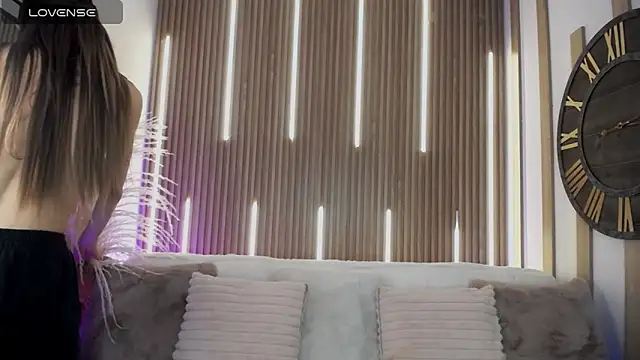 Aniie Doll online show from December 16, 2025, 8:14 pm