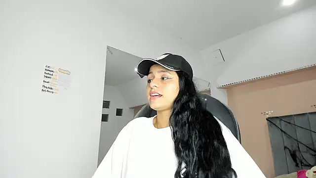 Giselle Roldan online show from October 16, 2025, 3:40 am