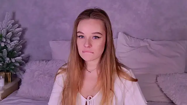 BeatriceEsmont online show from December 22, 2025, 8:28 pm