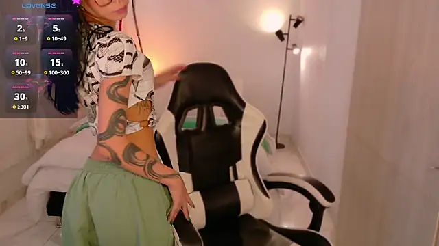 Snapshot of AnabelWolf chatting on December 17, 2025, 4:57 pm AnabelWolf online show from December 17, 2025, 4:57 pm