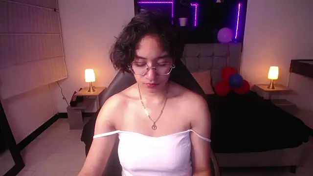 Lili Gomez  online show from March 2, 2025, 1:16 pm