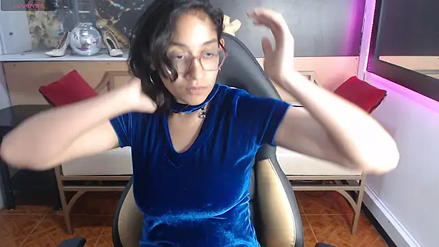 Lili Gomez  online show from September 10, 2025, 1:44 pm