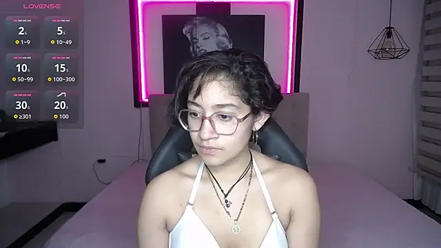 Lili Gomez  online show from September 25, 2025, 12:42 pm