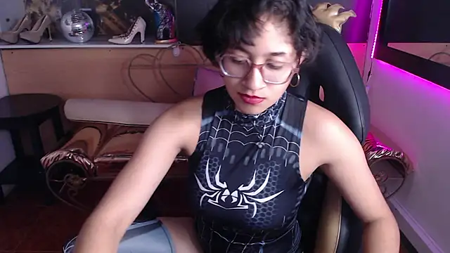 Lili Gomez  online show from October 9, 2025, 1:20 pm