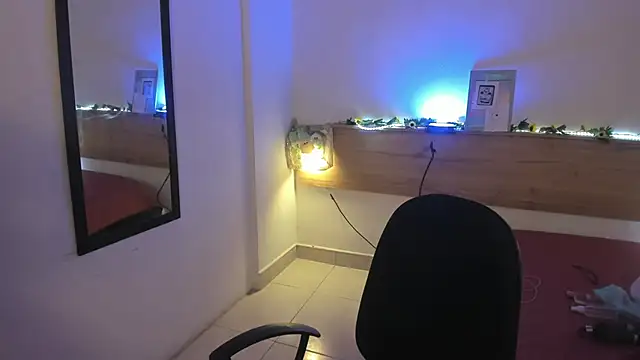 Emyli rousse  online show from January 9, 2025, 7:18 pm