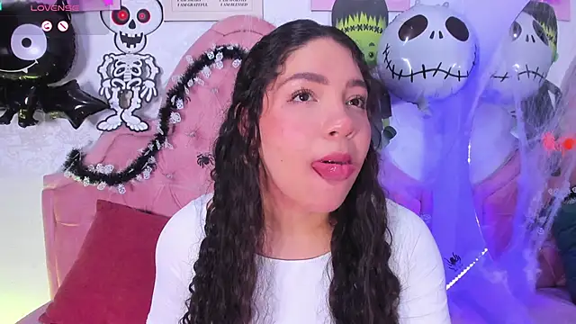 amandalee01 online show from October 15, 2025, 7:36 pm