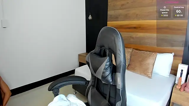 stephanya  online show from October 13, 2025, 7:25 pm