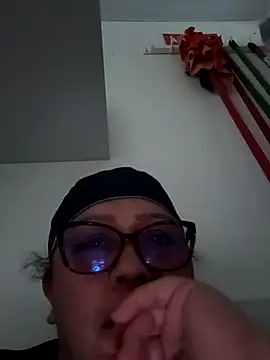 Snapshot of Darly_Gomez chatting on October 18, 2025, 7:58 pm Darly Gomez online show from October 18, 2025, 7:58 pm