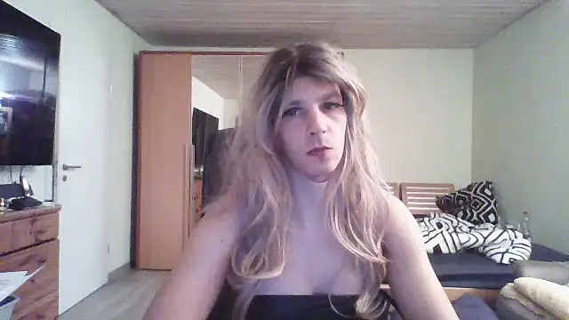 Snapshot of Kinky-Kristina chatting on October 3, 2025, 8:39 pm Kinky-Kristina online show from October 3, 2025, 8:39 pm