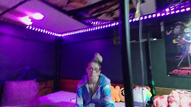 Stonermama666420 online show from December 14, 2025, 4:18 am