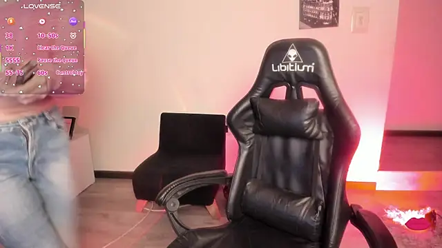 Aurora Hotson online show from September 22, 2025, 1:18 am