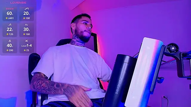 Junihn0 online show from December 17, 2025, 6:58 pm